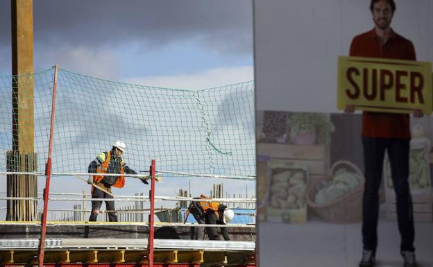 Trabajadores, en una obra en Madrid.