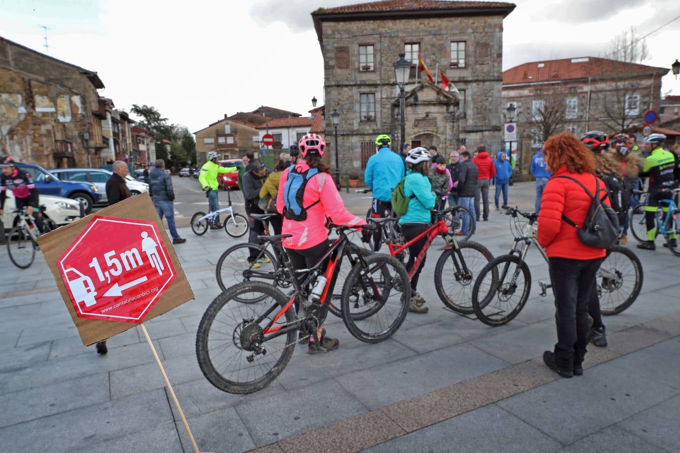 Fotos: Concentración en defensa de los ciclistas celebrada en Cabezón de la Sal