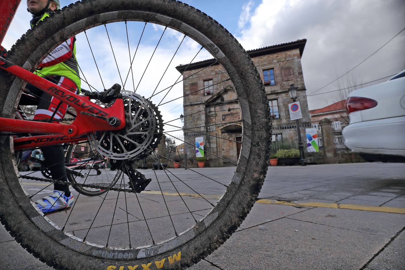 Fotos: Concentración en defensa de los ciclistas celebrada en Cabezón de la Sal