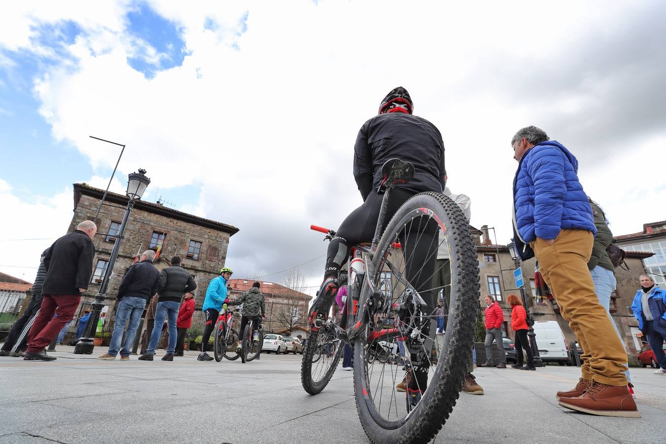 Fotos: Concentración en defensa de los ciclistas celebrada en Cabezón de la Sal