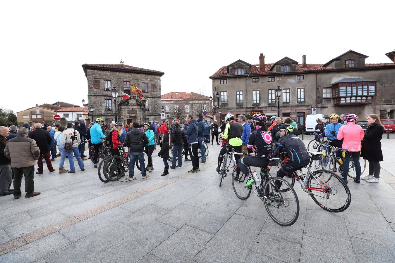 Fotos: Concentración en defensa de los ciclistas celebrada en Cabezón de la Sal