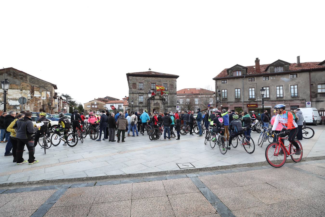 Fotos: Concentración en defensa de los ciclistas celebrada en Cabezón de la Sal