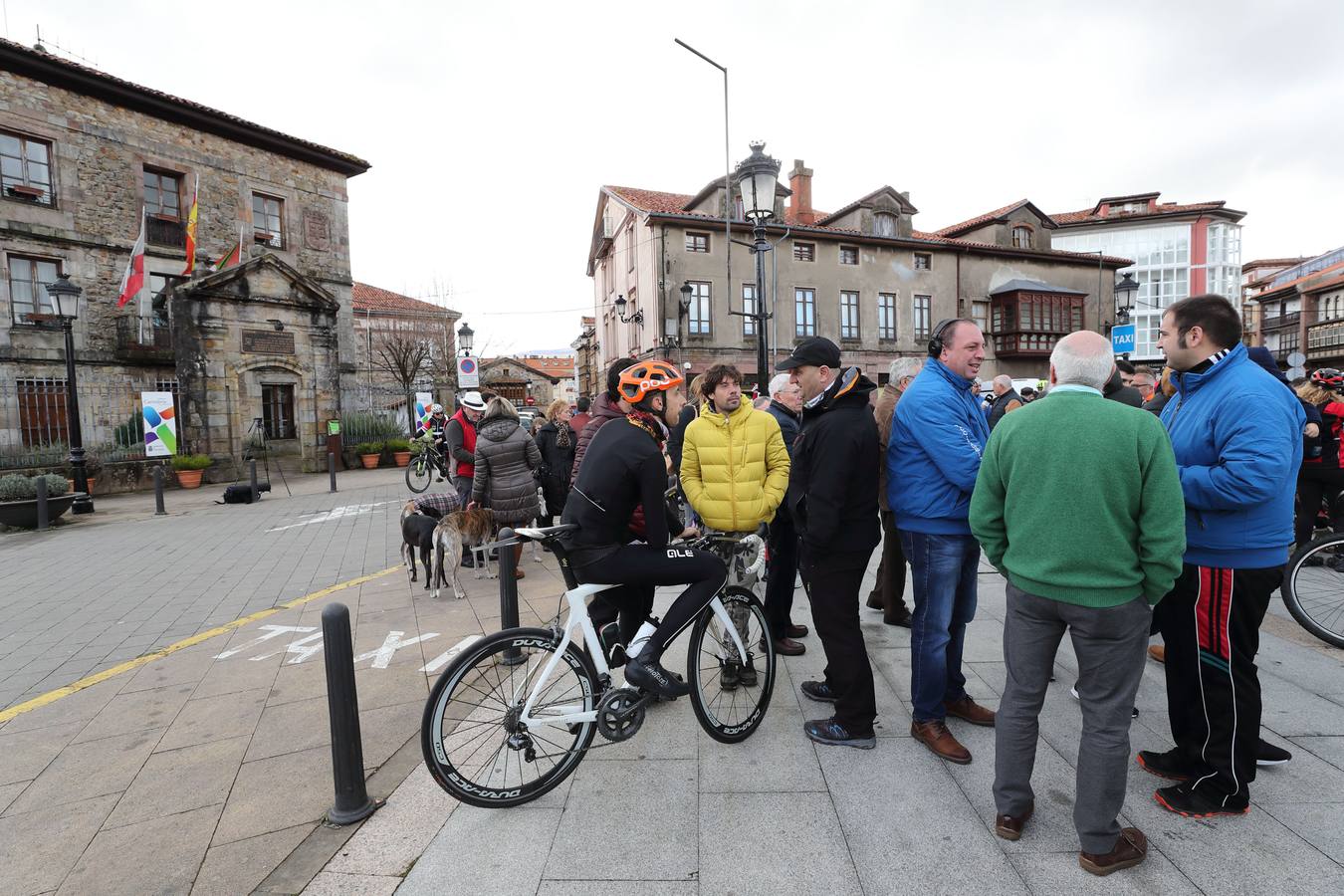 Fotos: Concentración en defensa de los ciclistas celebrada en Cabezón de la Sal