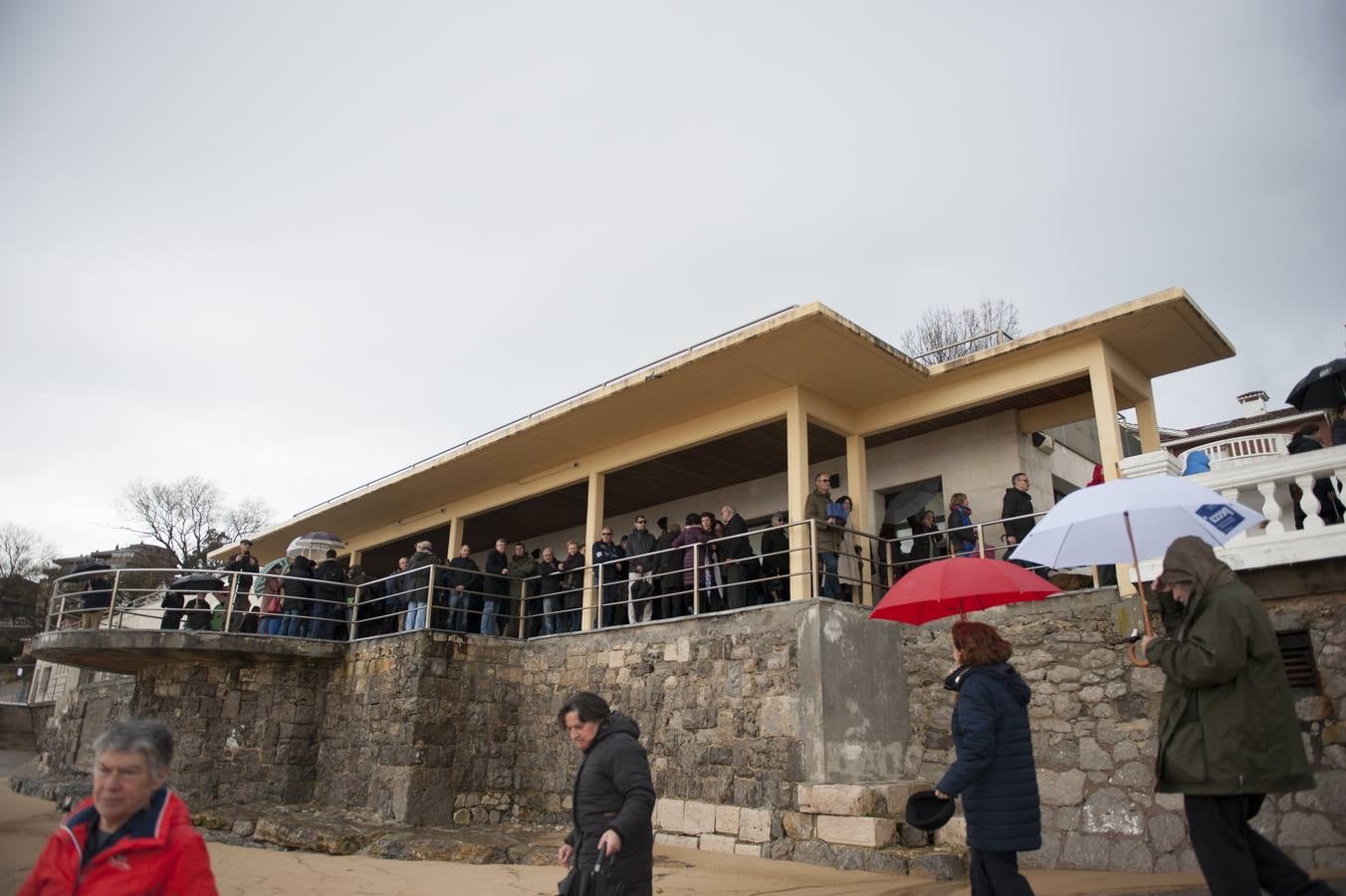 Decenas de personas se han subido este domingo a uno de los dos espigones que se están construyendo para la estabilización de la playa de la Magadalena de Santander para expresar su rechazo a la obra