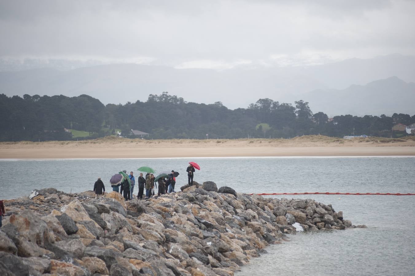 Decenas de personas se han subido este domingo a uno de los dos espigones que se están construyendo para la estabilización de la playa de la Magadalena de Santander para expresar su rechazo a la obra