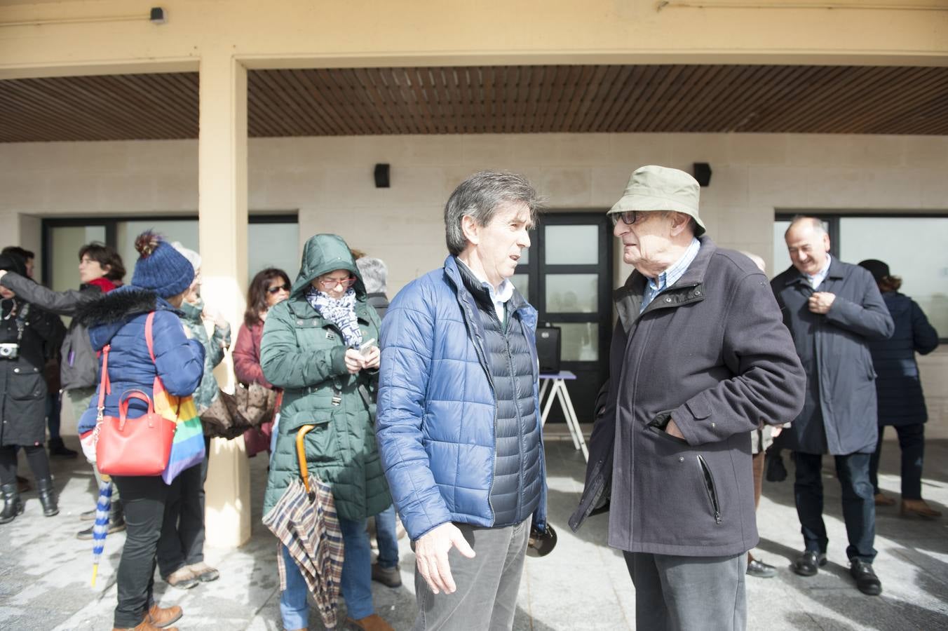 Decenas de personas se han subido este domingo a uno de los dos espigones que se están construyendo para la estabilización de la playa de la Magadalena de Santander para expresar su rechazo a la obra