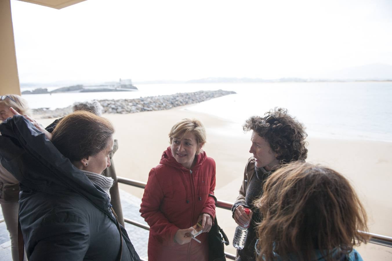 Decenas de personas se han subido este domingo a uno de los dos espigones que se están construyendo para la estabilización de la playa de la Magadalena de Santander para expresar su rechazo a la obra