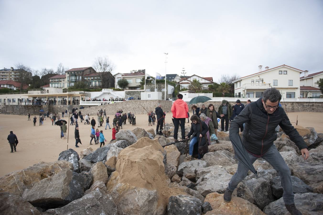 Decenas de personas se han subido este domingo a uno de los dos espigones que se están construyendo para la estabilización de la playa de la Magadalena de Santander para expresar su rechazo a la obra