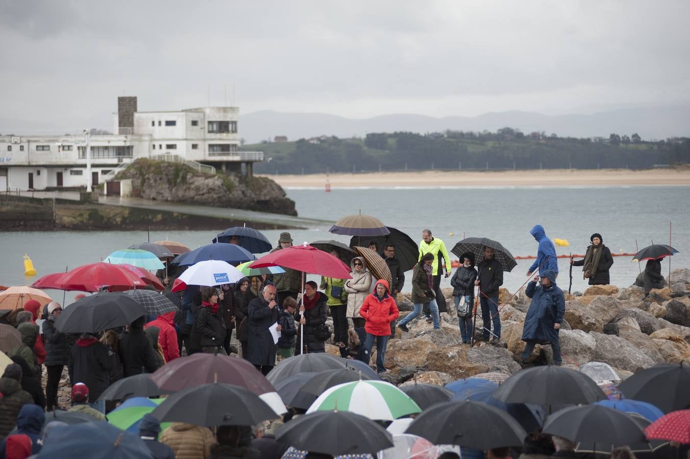 Decenas de personas se han subido este domingo a uno de los dos espigones que se están construyendo para la estabilización de la playa de la Magadalena de Santander para expresar su rechazo a la obra