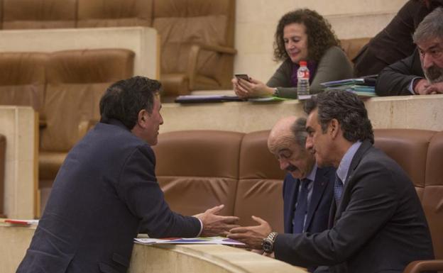 Mazón, en el centro, junto a los consejeros de Turismo y Educación