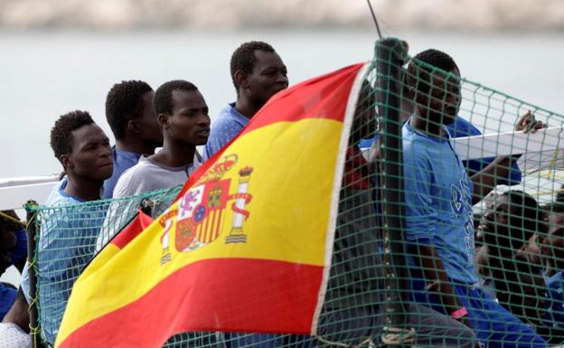 Retenido el barco de una ONG española en Sicilia tras rescatar 218 inmigrantes