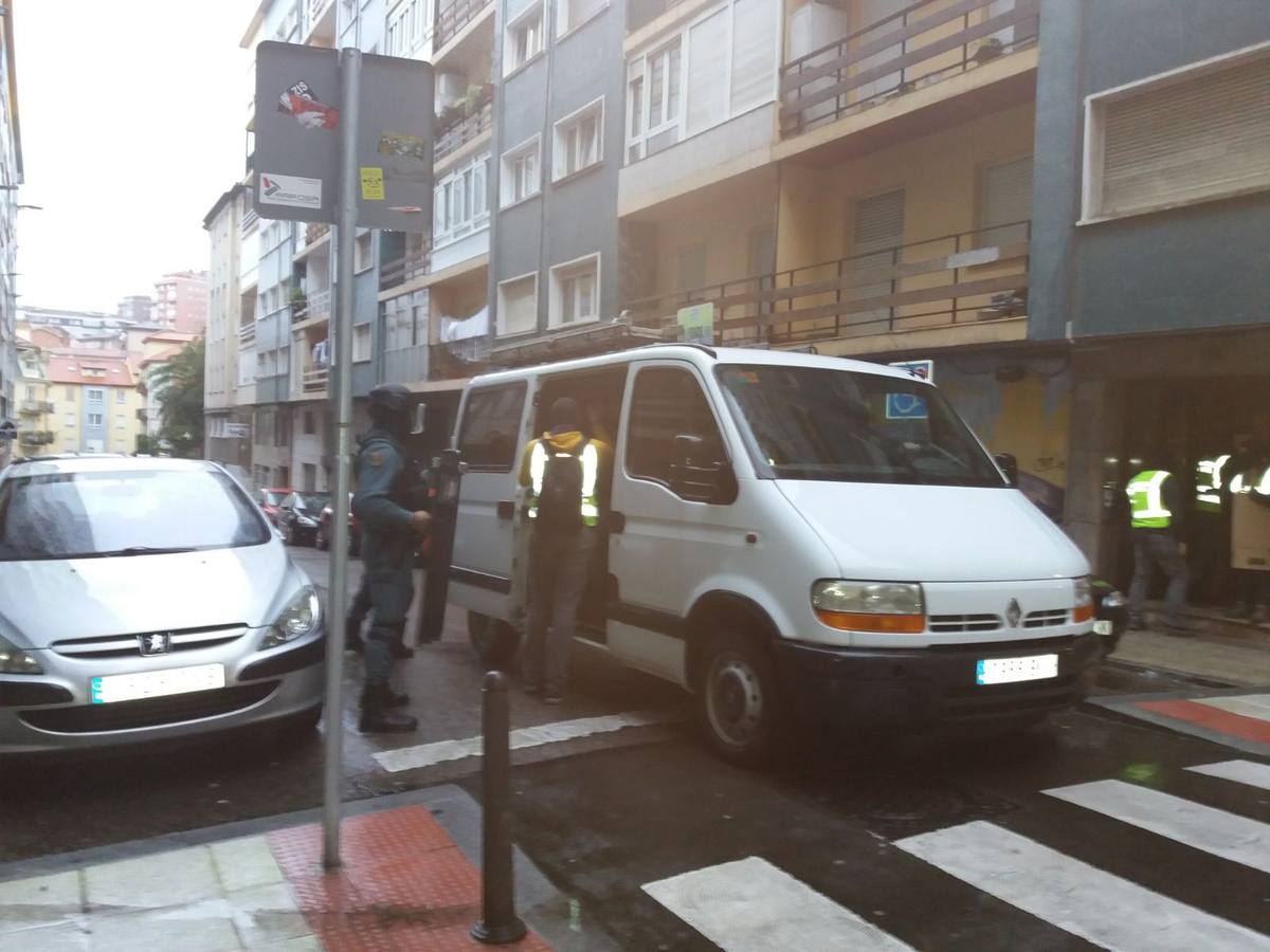 Fotos: Dispositivo de la Guardia Civil en Santander contra el tráfico de seres humanos