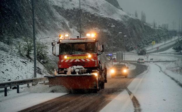 La Guardia Civil da paso a 146 camiones retenidos en Palencia por la nieve en la A-67