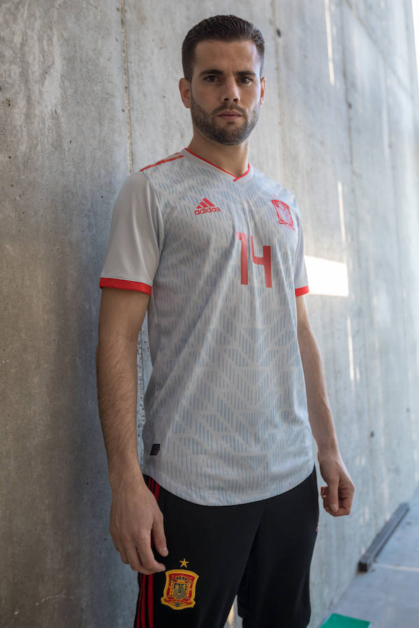 Adidas ha hecho oficial la segunda equipación que lucirá España en el Mundial de Rusia 2018, de un color azul claro en una camiseta que en sus tonos hace un homenaje a la segunda de la Eurocopa 2012 conquistada en Kiev.