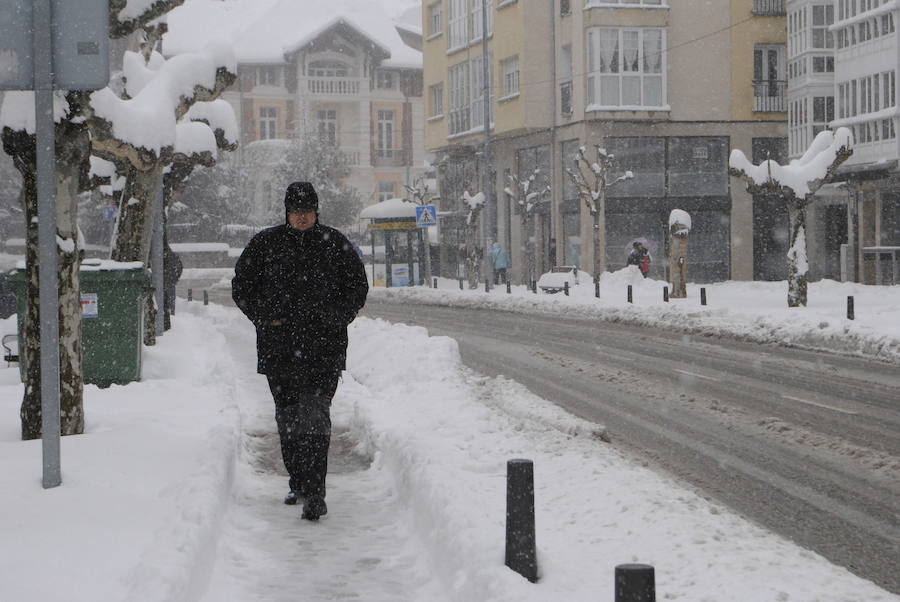 Un nuevo temporal de nieve está provocando incidencias en varias carreteras. Además, varios colegios han suspendido las clases. 