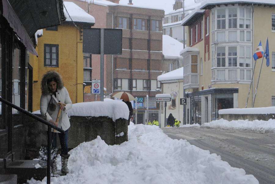 Un nuevo temporal de nieve está provocando incidencias en varias carreteras. Además, varios colegios han suspendido las clases. 