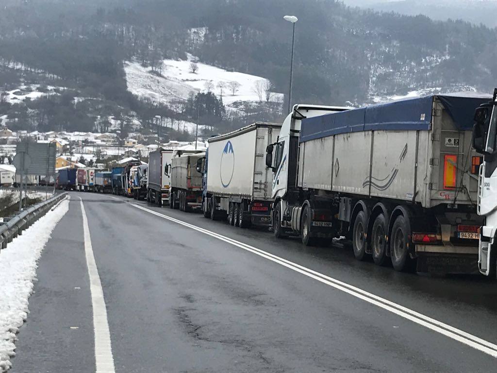 Un nuevo temporal de nieve está provocando incidencias en varias carreteras. Además, varios colegios han suspendido las clases. 