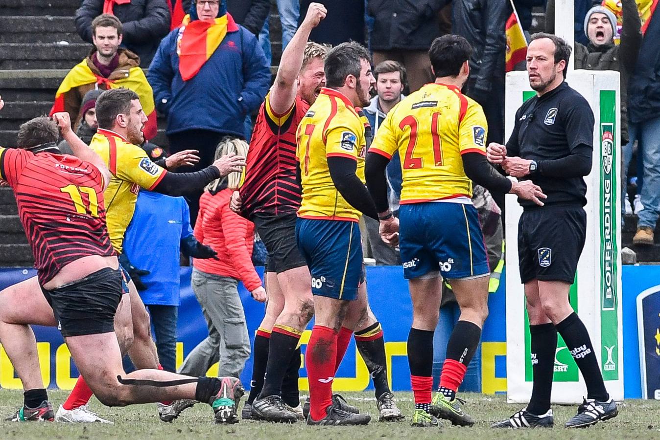 Los jugadores españoles piden explicaciones al árbitro del encuentro, el rumano, Vlad Iordachescu.