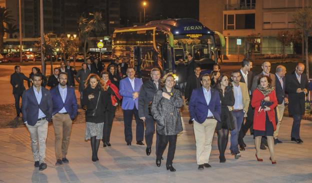 Un grupo de asistentes a la cena de empleados del banco que se celebra cada año en Santander.