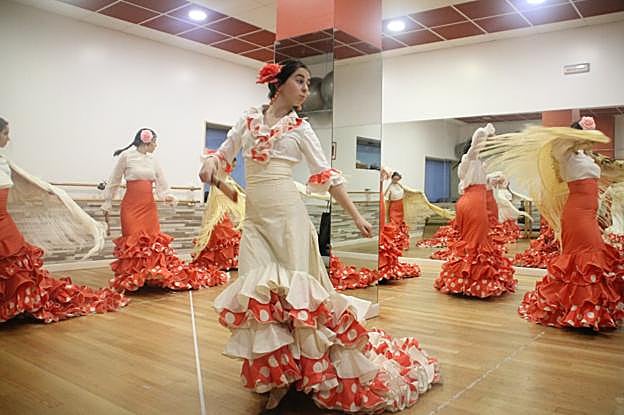 Algunas de las alumnas llevan 11 años dando clase en la escuela de Sara Vega. :