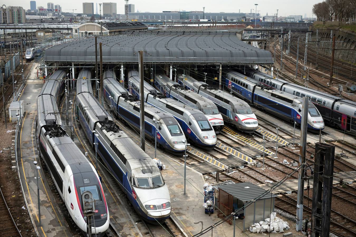 Los TGV parados en las dársenas