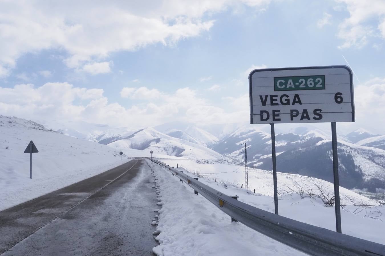 Los temporales de las últimas semanas han transformado los paisajes del interior de la región, que aparecen cubiertos por una espesa capa de nieve.