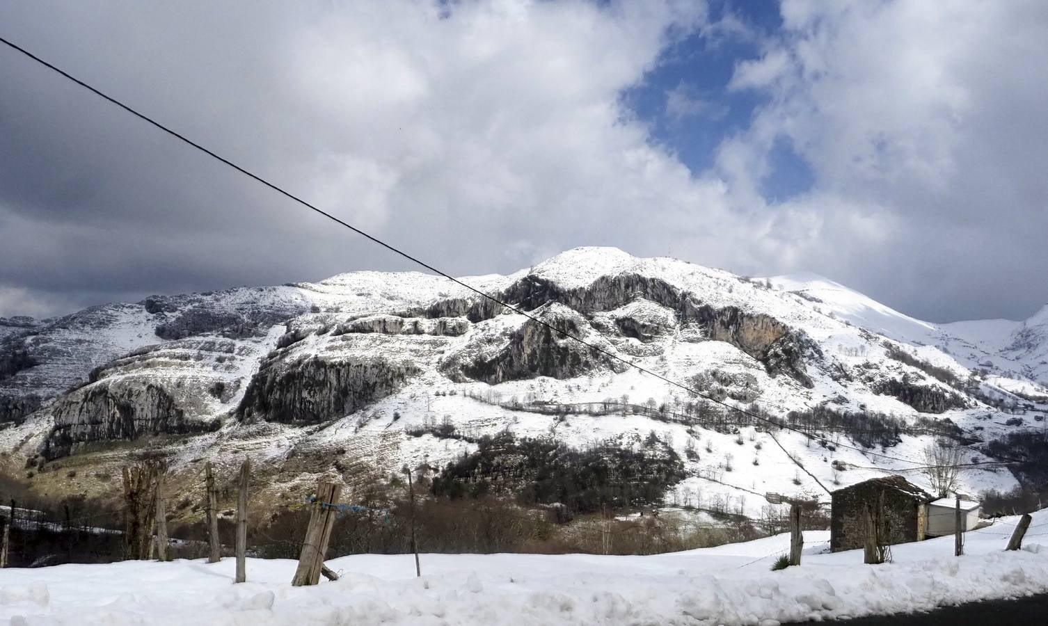 Los temporales de las últimas semanas han transformado los paisajes del interior de la región, que aparecen cubiertos por una espesa capa de nieve.