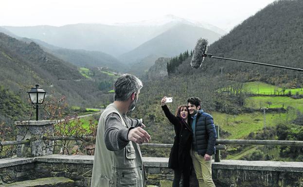 Manolo Munguía dando instrucciones a Anna Bertrán y Victor Gómez, con el fondo de la localidad de Barrio.