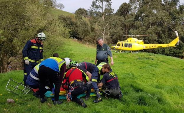 El herido es estabilizado antes de subirle al helicóptero.