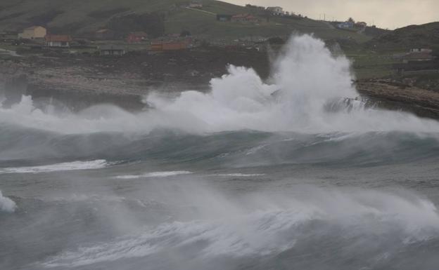 Galería. Las olas rompen con fuerza contra las rocas en Suances.