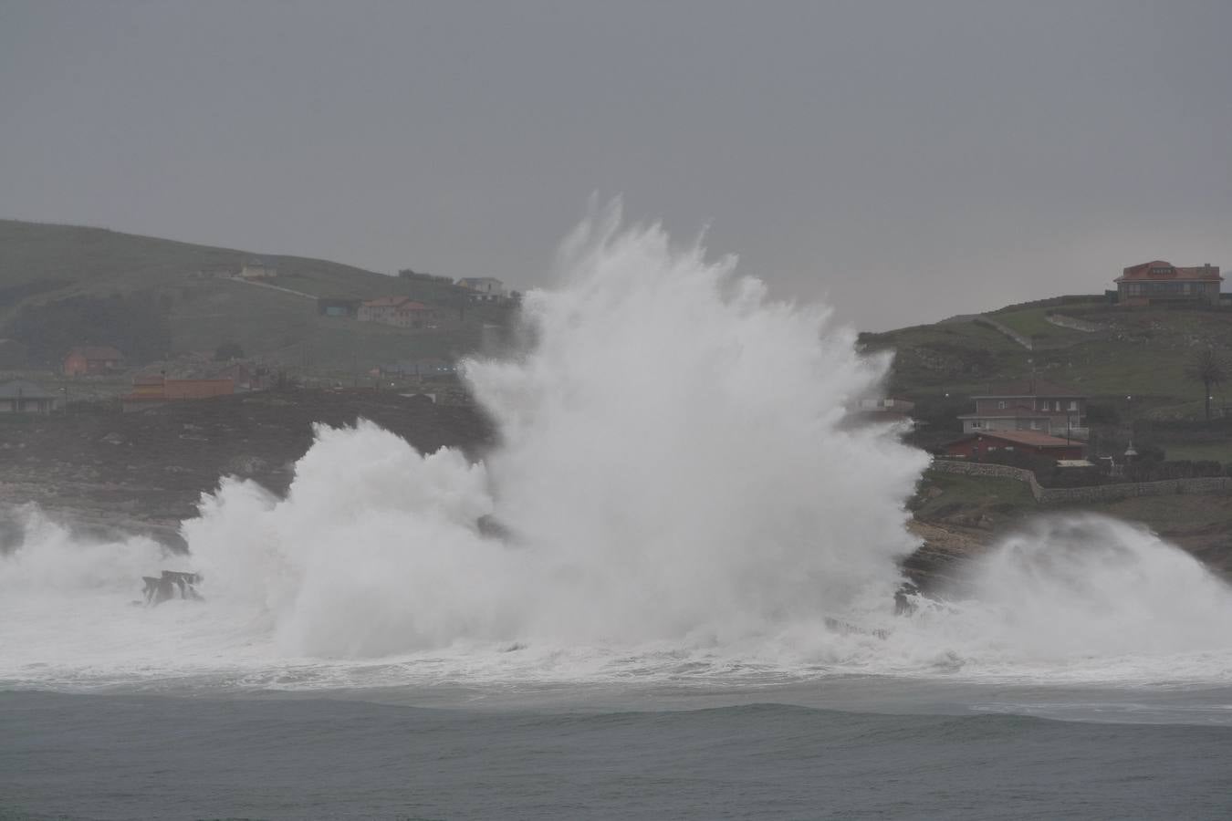 Fotos: La costa cántabra muestra su bravura