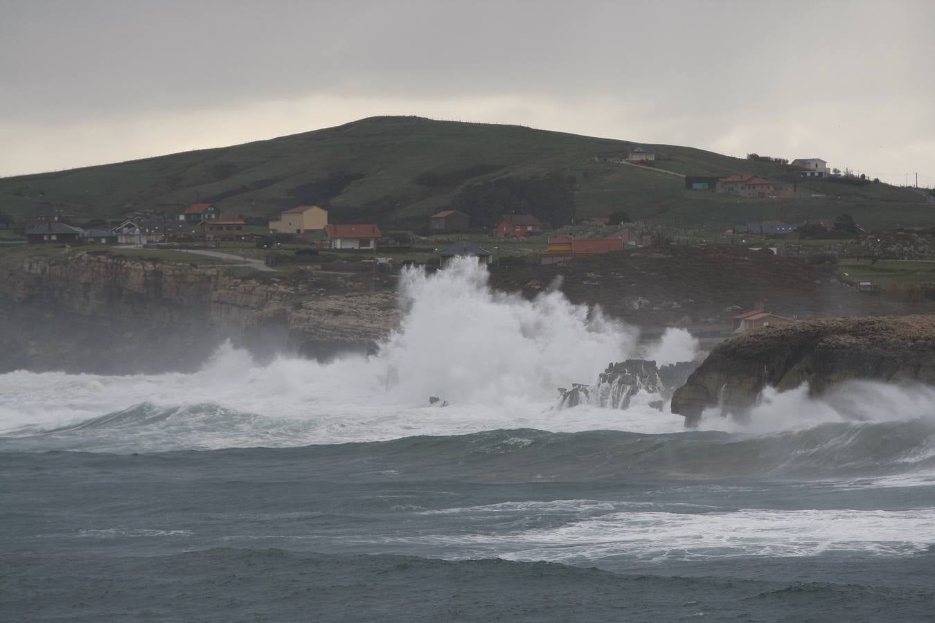 Fotos: La costa cántabra muestra su bravura