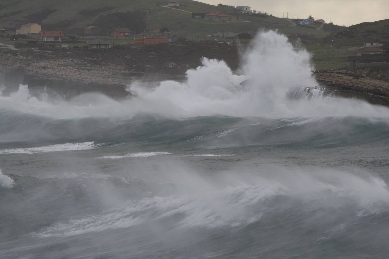 Fotos: La costa cántabra muestra su bravura