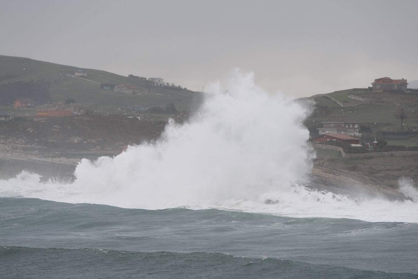 Fotos: La costa cántabra muestra su bravura