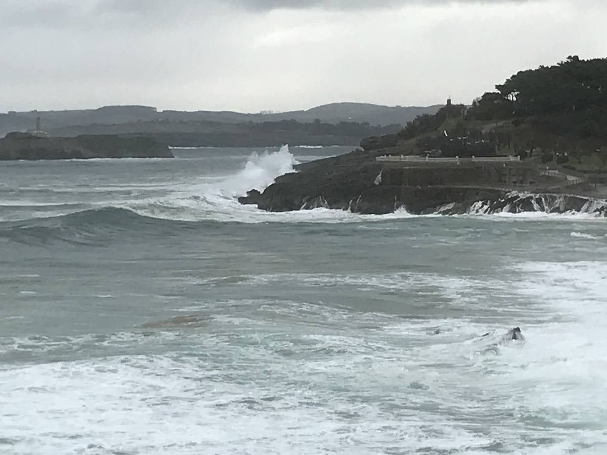 Fotos: El Sardinero se blinda ante la alerta roja por grandes olas y vientos fuertes