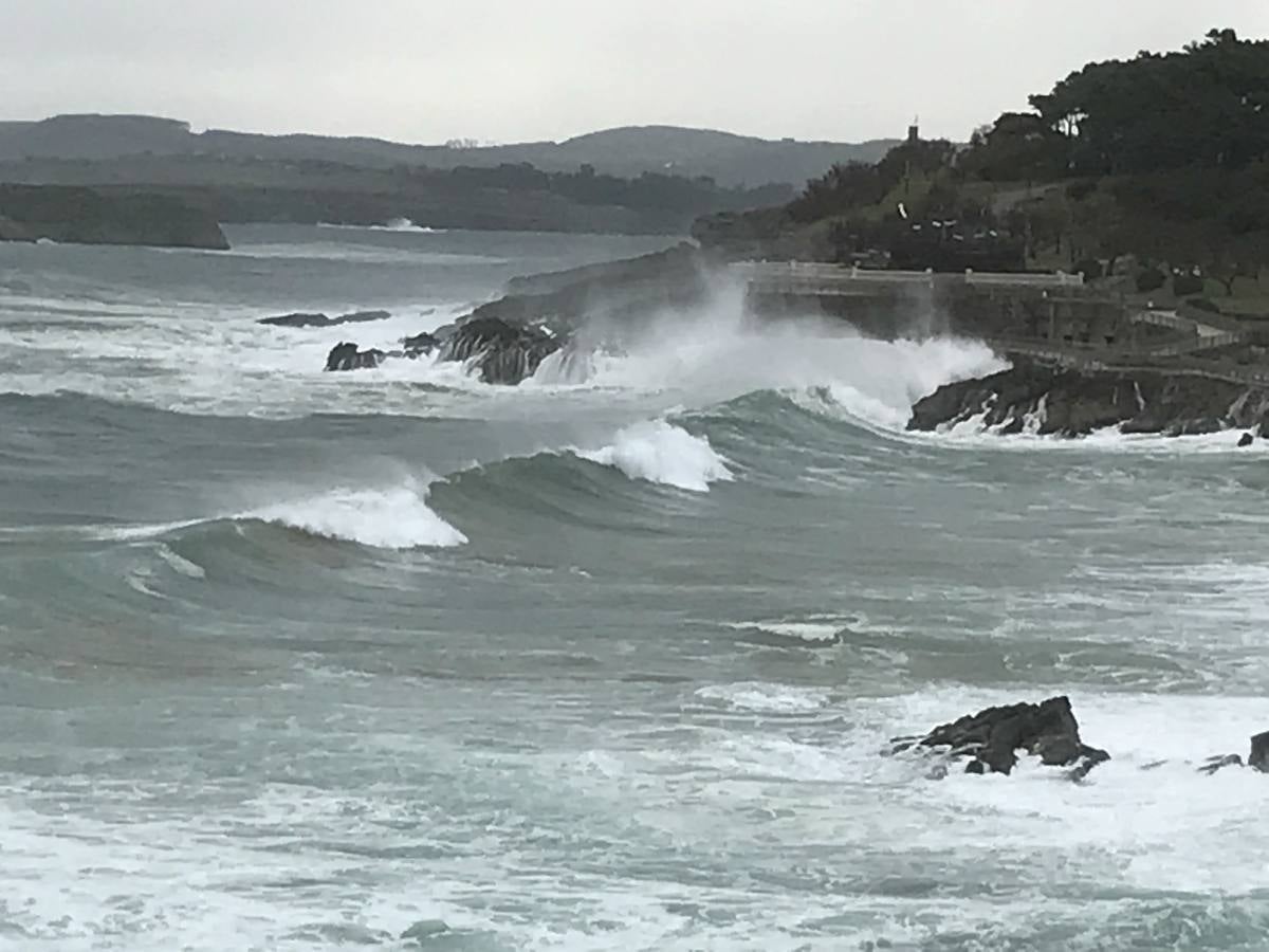 Fotos: El Sardinero se blinda ante la alerta roja por grandes olas y vientos fuertes