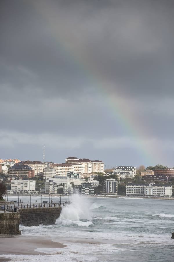 Fotos: El Sardinero se blinda ante la alerta roja por grandes olas y vientos fuertes