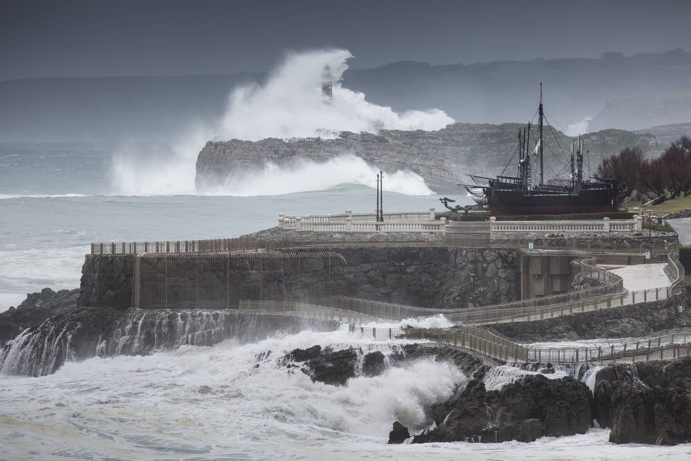 Fotos: El Sardinero se blinda ante la alerta roja por grandes olas y vientos fuertes