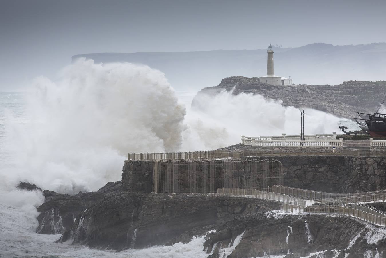 Fotos: El Sardinero se blinda ante la alerta roja por grandes olas y vientos fuertes