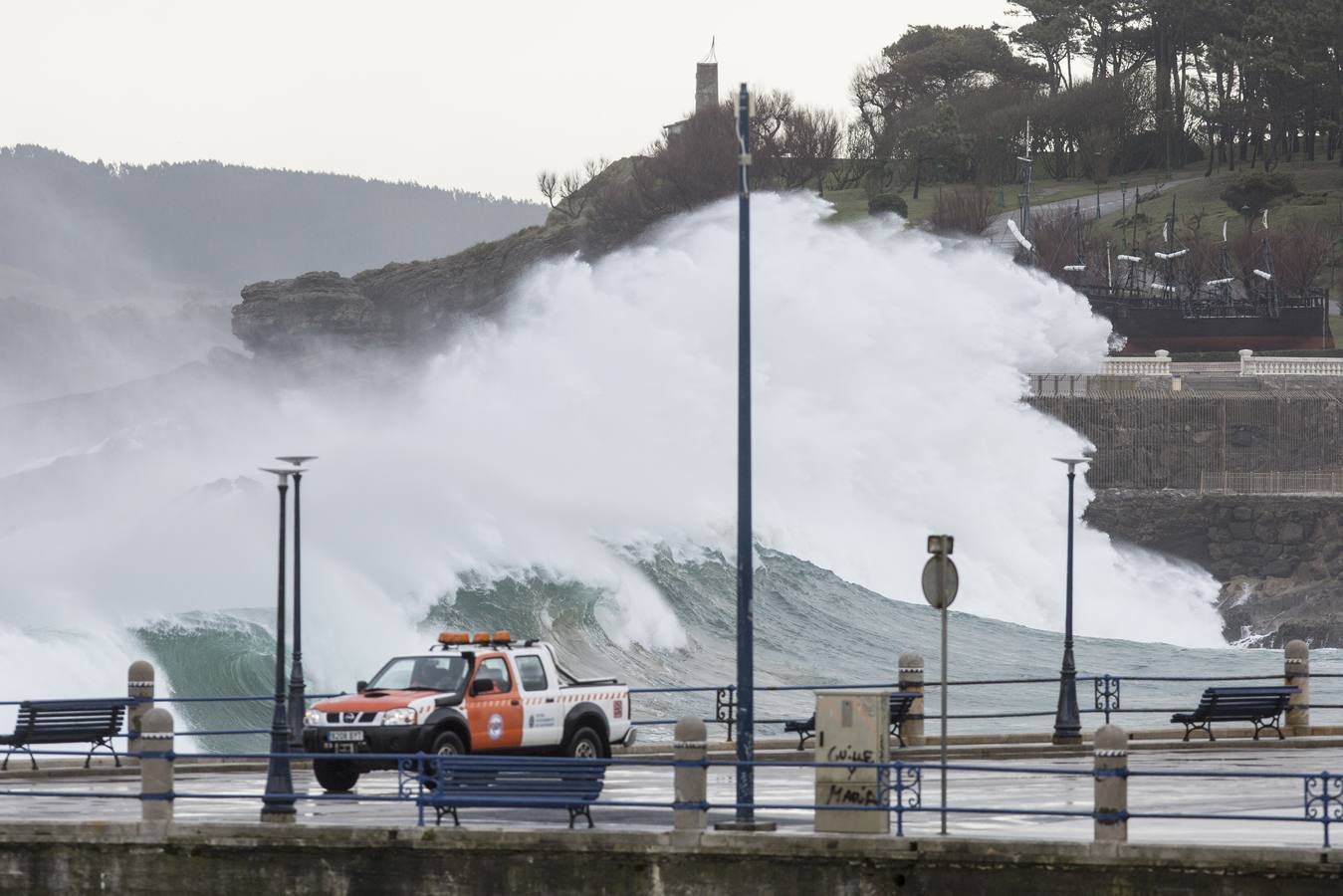 Fotos: El Sardinero se blinda ante la alerta roja por grandes olas y vientos fuertes