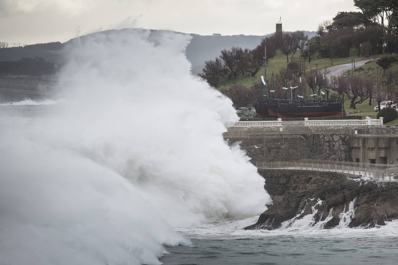 Fotos: El Sardinero se blinda ante la alerta roja por grandes olas y vientos fuertes