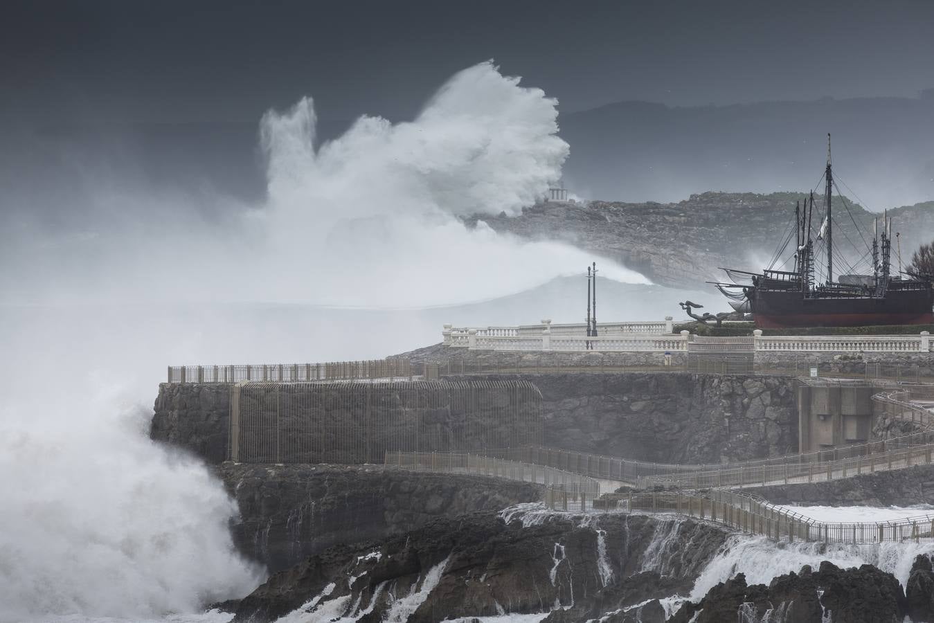 Fotos: El Sardinero se blinda ante la alerta roja por grandes olas y vientos fuertes