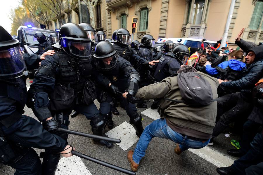 La concentración independentista que tiene lugar frente a la Delegación del Gobierno en Barcelona ha vivido momentos de tensión entre centenares de manifestantes y los agentes antidisturbios de los Mossos d'Esquadra que conforman el perímetro de seguridad.