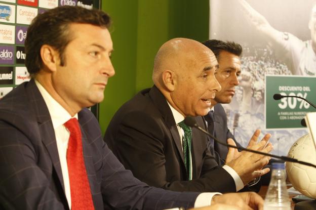 Alfredo Pérez, presidente del Grupo Pitma; Manuel Higuera, presidente del Racing; y Víctor Alonso, director general del Racing.