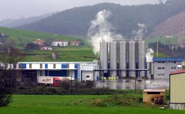 Lácteos Santander paraliza su actividad el primer día de huelga 