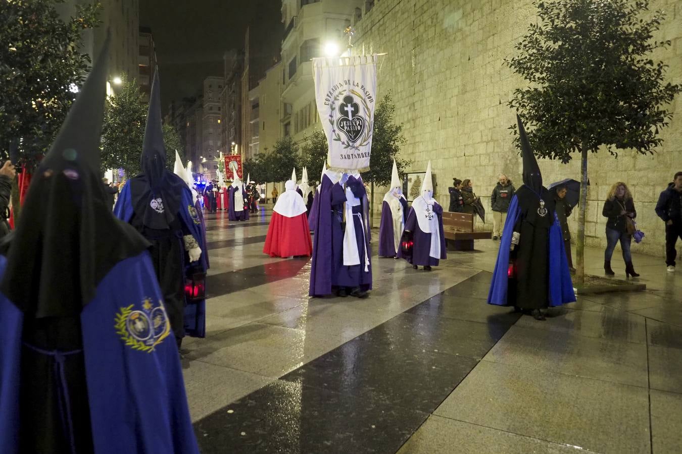 La procesión de La oración de Jesús en el Huerto de los Olivos procesionó la noche de lunes santo por las calles de Santander. Partió, como siempre, desde la parroquia de San Miguel y Santa Gema (Padres Pasionistas) y recorrió las calles Nicolás Salmerón, Madrid, Atilano Rodríguez, Cádiz y plaza de las Farolas, donde, en la carpa, se realizó el acto de la oración. La lluvia impidió el paso de esta procesión por los Jardines de Pereda.