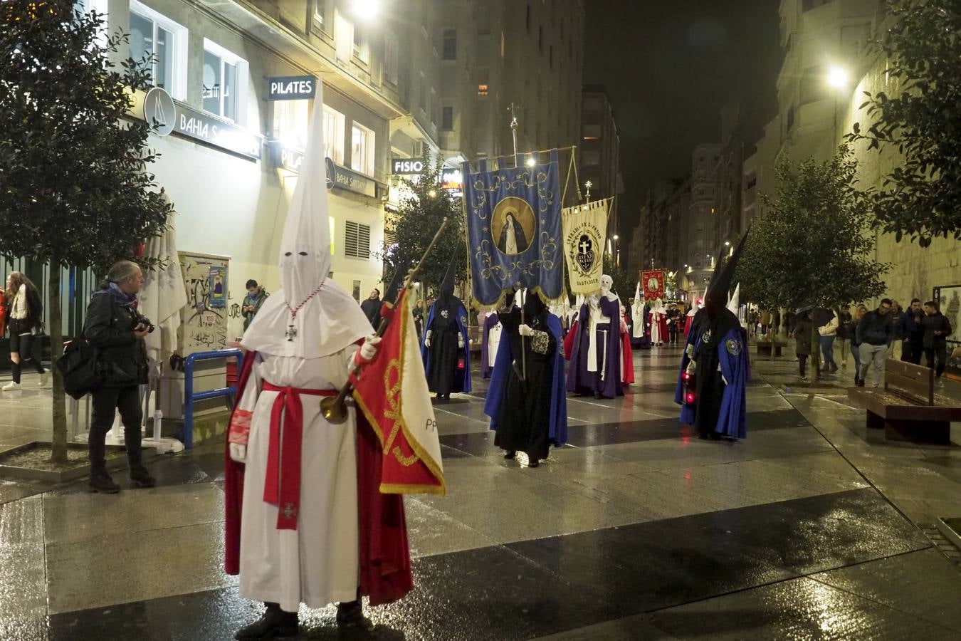 La procesión de La oración de Jesús en el Huerto de los Olivos procesionó la noche de lunes santo por las calles de Santander. Partió, como siempre, desde la parroquia de San Miguel y Santa Gema (Padres Pasionistas) y recorrió las calles Nicolás Salmerón, Madrid, Atilano Rodríguez, Cádiz y plaza de las Farolas, donde, en la carpa, se realizó el acto de la oración. La lluvia impidió el paso de esta procesión por los Jardines de Pereda.