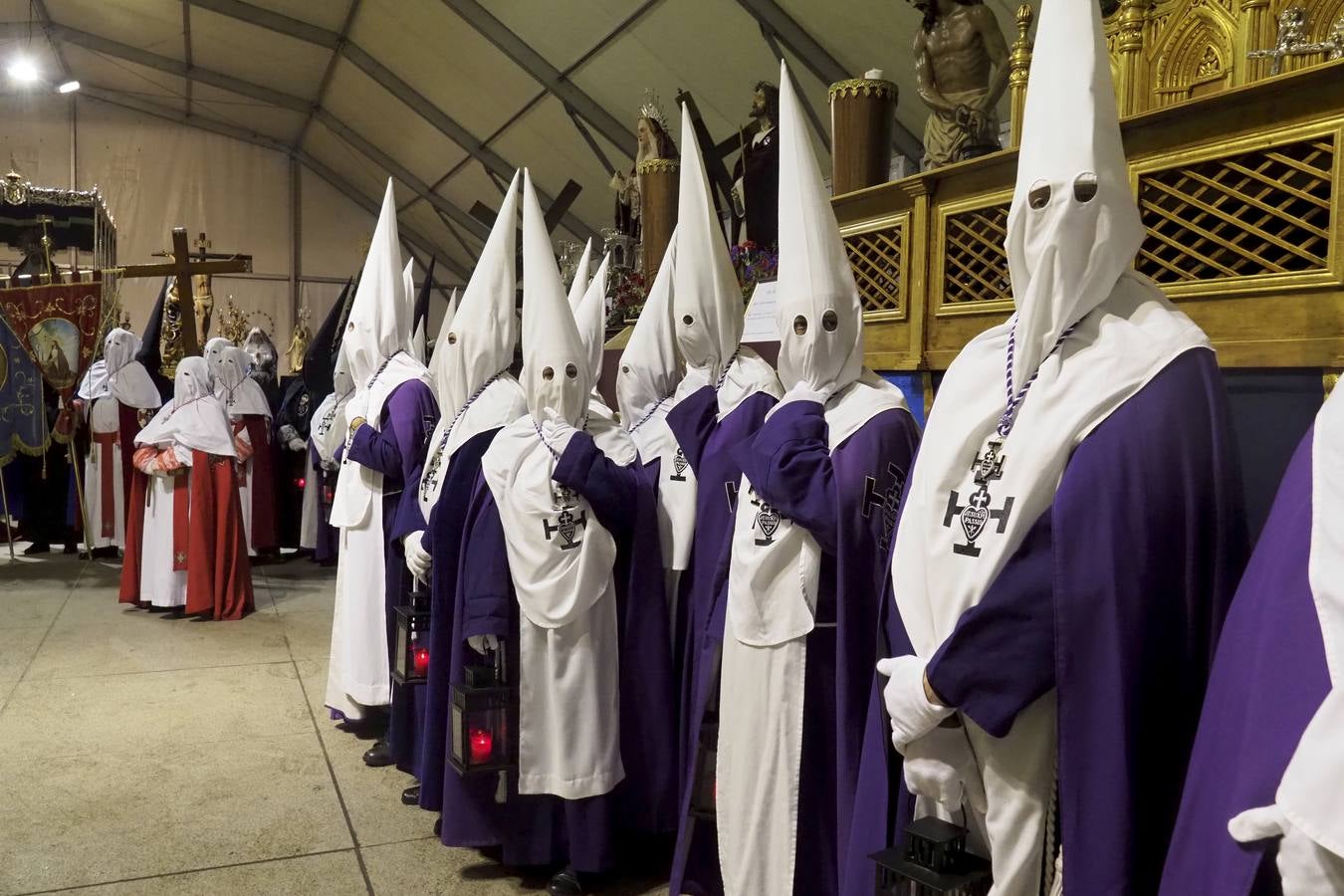 La procesión de La oración de Jesús en el Huerto de los Olivos procesionó la noche de lunes santo por las calles de Santander. Partió, como siempre, desde la parroquia de San Miguel y Santa Gema (Padres Pasionistas) y recorrió las calles Nicolás Salmerón, Madrid, Atilano Rodríguez, Cádiz y plaza de las Farolas, donde, en la carpa, se realizó el acto de la oración. La lluvia impidió el paso de esta procesión por los Jardines de Pereda.