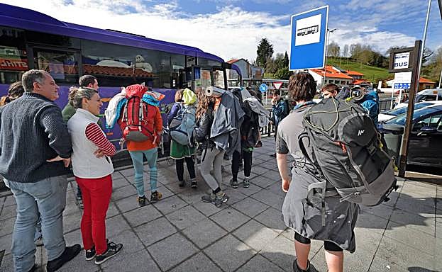 El grupo de chavales cogió el autobús hacia Potes en la mañana de ayer.