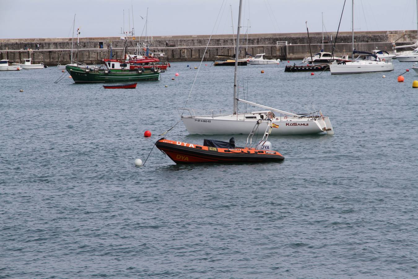 Fotos: Rescatado el cadáver de una mujer flotando en el mar en Castro Urdiales